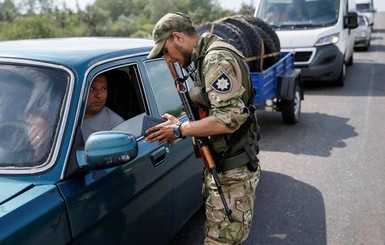 На блокпостах из-за жары люди теряют сознание и страдают от обезвоживания