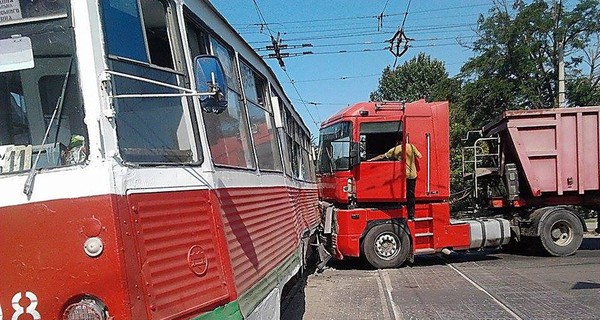 В Николаеве грузовик-зерновоз протаранил трамвай 