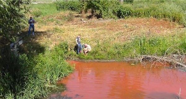 В реку Стугну под Васильковом выбросили отходы после переработки пластмассы