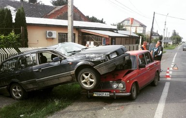 В Ужгороде иномарка припарковалась на жигули