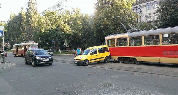 В Киеве трамвай столкнулся с легковушкой