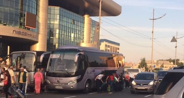 Возле киевского жд-вокзала транспорт будет останавливаться по-новому