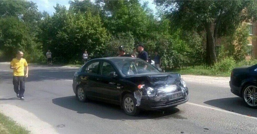 Во Львове пьяный водитель, пытаясь убежать, сбил инспектора и устроил еще одно ДТП