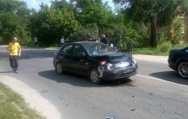 Во Львове пьяный водитель, пытаясь убежать, сбил инспектора и устроил еще одно ДТП