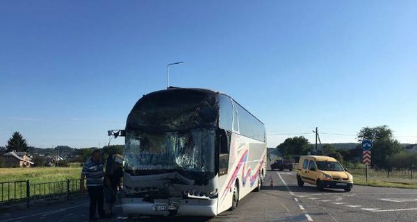 На Львовщине экскурсионный автобус с детьми врезался в маршрутку