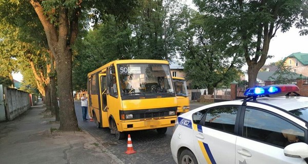 На Львовщине пьяный водитель маршрутки разбил автомобиль и въехал в дом