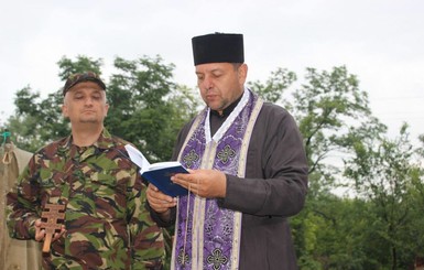 Батюшка в поле гранату нашел...