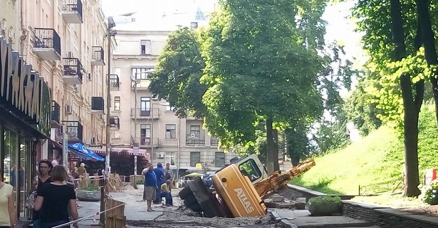 В Киеве на Золотых воротах провалился кран