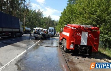 Под Киевом столкнулись две машины и маршрутка 