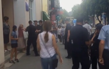 В Тернополе пенсионерка покусала полицейского