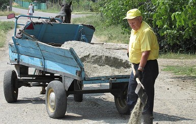 80-летний пенсионер сам отремонтировал улицу