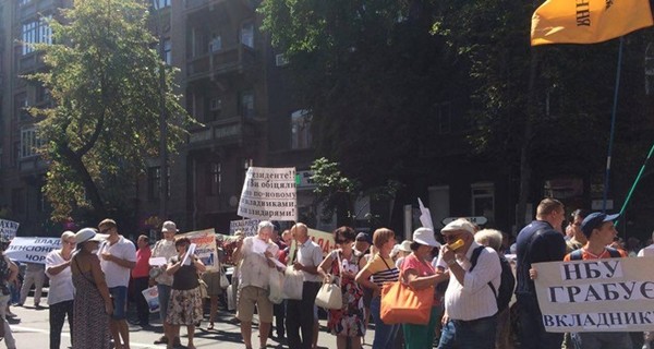 Полиция оттеснила митингующих с проезжей части Крещатика