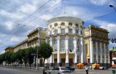 В Винницкой облгосадминистрации в знак протеста разбили окна