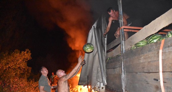 Чтоб спасти в машине груз - брось в огонь большой арбуз