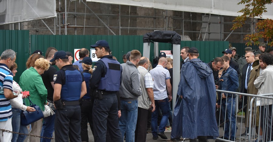 Километровые очереди желающих попасть на парад в Киеве