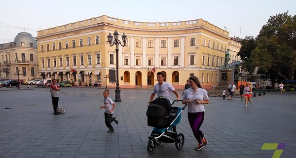 Одесса отмечает День независимости утренним забегом и гопаком у памятника Шевченко