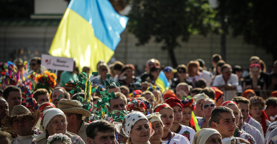 Две трети украинцев хотят уехать из страны