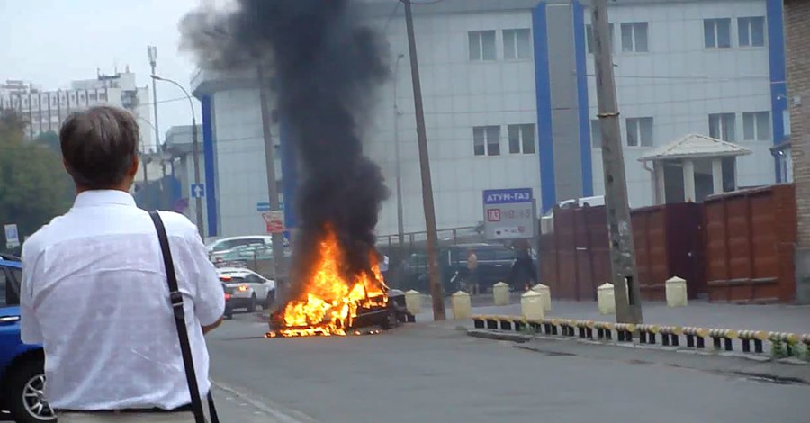 В Киеве на ходу загорелся автомобиль