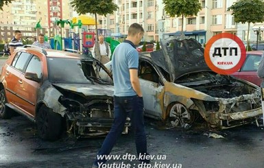 В Киеве ночью подожгли два автомобиля