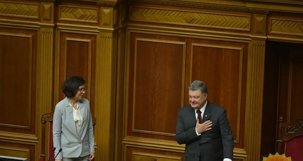 Порошенко пообещал не подписывать бюджет с отмененными стипендиями