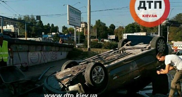 В Киеве водитель вместе с автомобилем упал с моста, а затем - сбежал 