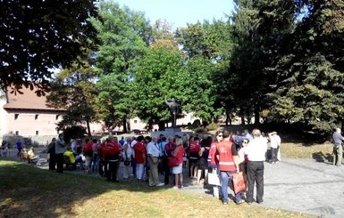 Во Львове медики вышли на акцию протеста