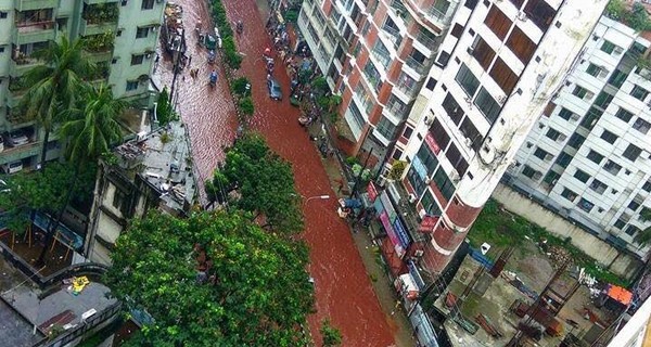 После праздника Курбан-байрам улицы столицы Бангладеша затопила вода с кровью