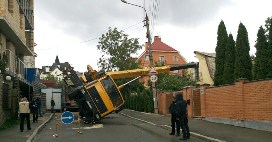 В Киеве автокран упал на частный дом