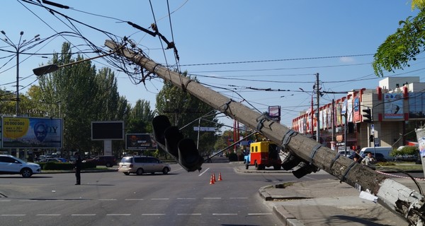 В Николаеве рухнувший столб едва не раздавил автомобили