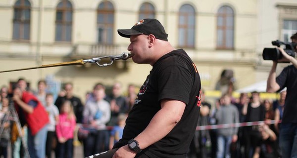 Львовский педиатр зубами протянул двухтонный джип с пассажирами на семь метров