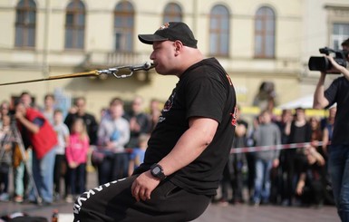 Львовский педиатр зубами протянул двухтонный джип с пассажирами на семь метров