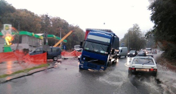 Во Львове фура провалилась под асфальт