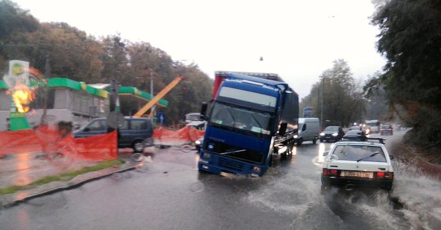 Во Львове фура провалилась под асфальт