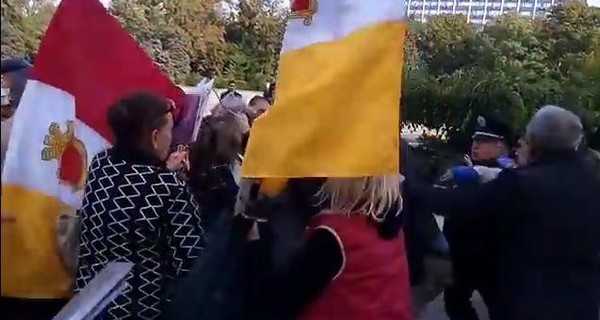 В Одессе на Куликовом поле произошла драка между Правым Сектором и пенсионерами