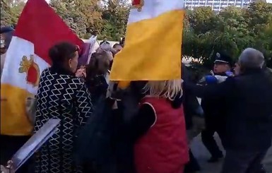 В Одессе на Куликовом поле произошла драка между Правым Сектором и пенсионерами