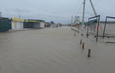 Шторм на Азовском побережье: Кирилловка по колено в воде