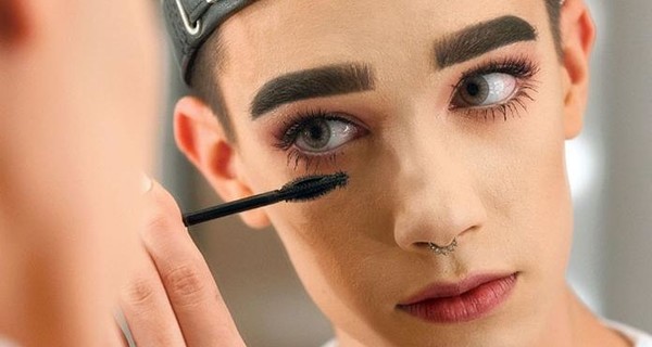 Парень стал лицом популярного бренда косметики CoverGirl