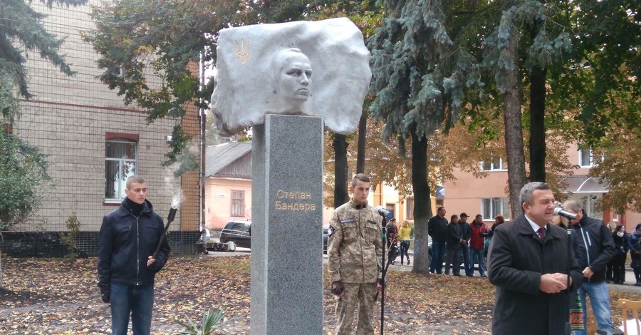 В Ровенской области появился еще один памятник Степану Бандере