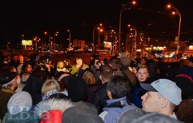 В Киеве машина въехала в людей на митинге против стройки