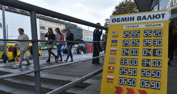 Почему во всем мире доллар падает, а в Украине растет