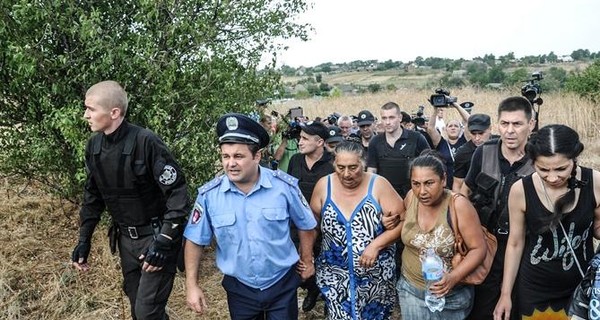 Цыгане из Лощиновки больше двух месяцев скитаются без жилья