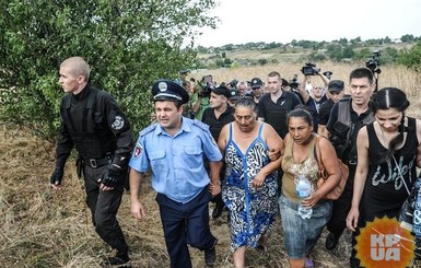 Цыгане из Лощиновки больше двух месяцев скитаются без жилья