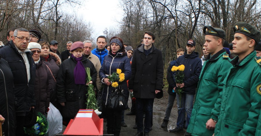 В Днепре спустя 73 года внуки похоронили погибшего на войне летчика