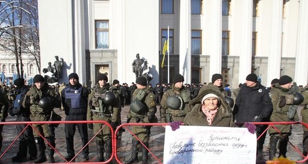 На каждого протестующего - по полицейскому