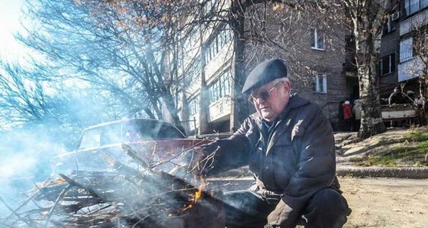 Жители запорожской многоэтажки уже неделю живут у костра