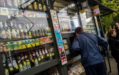 Киевский суд вновь разрешил продавать алкоголь в киосках 