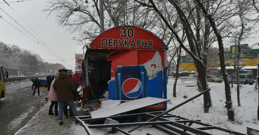 Свидетели ДТП с грузовиком, снесшим парикмахерскую и остановку: 