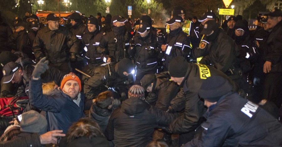 Беспорядки в Польше: оппозицию обвинили в попытке незаконного захвата власти