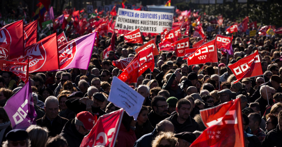 В Мадриде десятки тысяч человек вышли протестовать против работы правительства