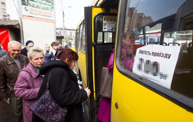 В Луцке женщина выпала из открытой двери маршрутки